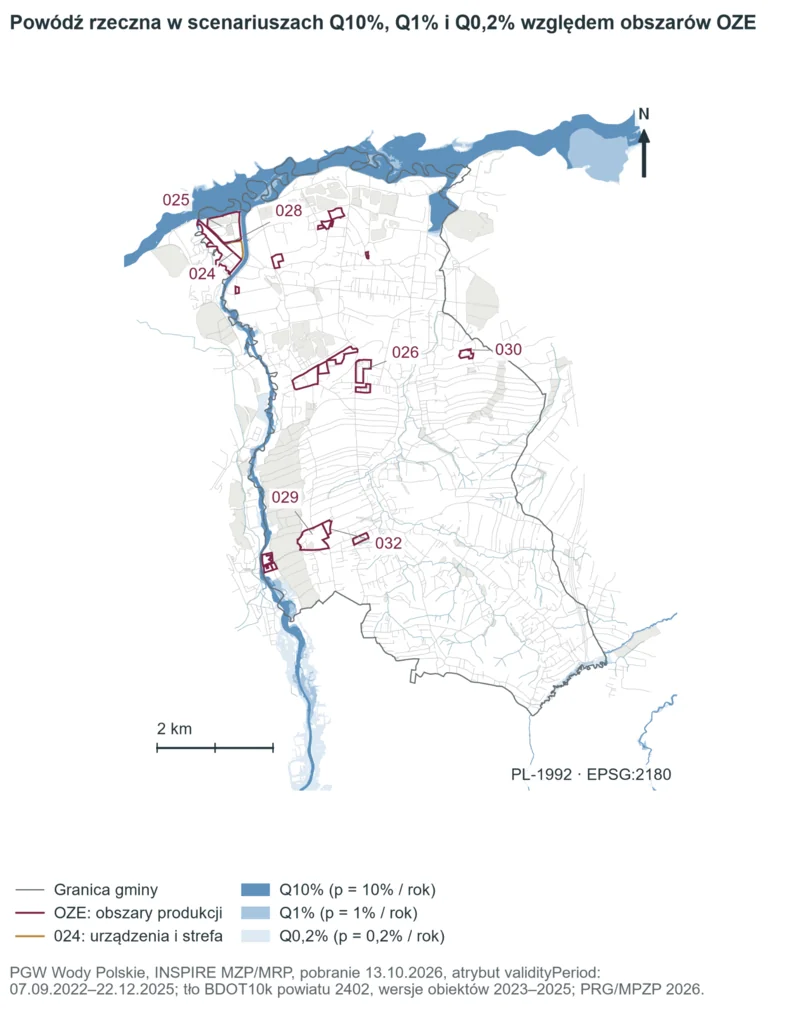 Mapa pokazuje niebieskimi odcieniami trzy zasięgi powodzi wzdłuż cieków oraz bordowe obrysy ponumerowanych obszarów odnawialnych źródeł energii.